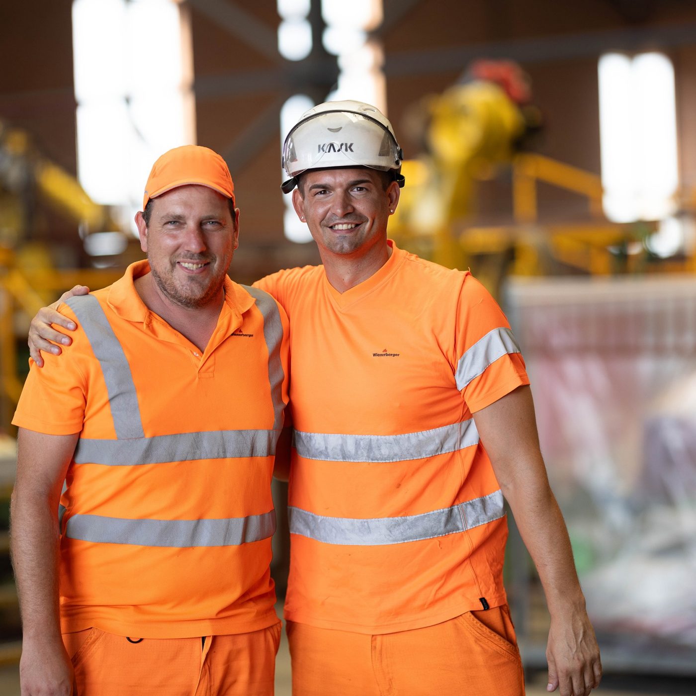 Industriearbeitende lächeln in die Kamera