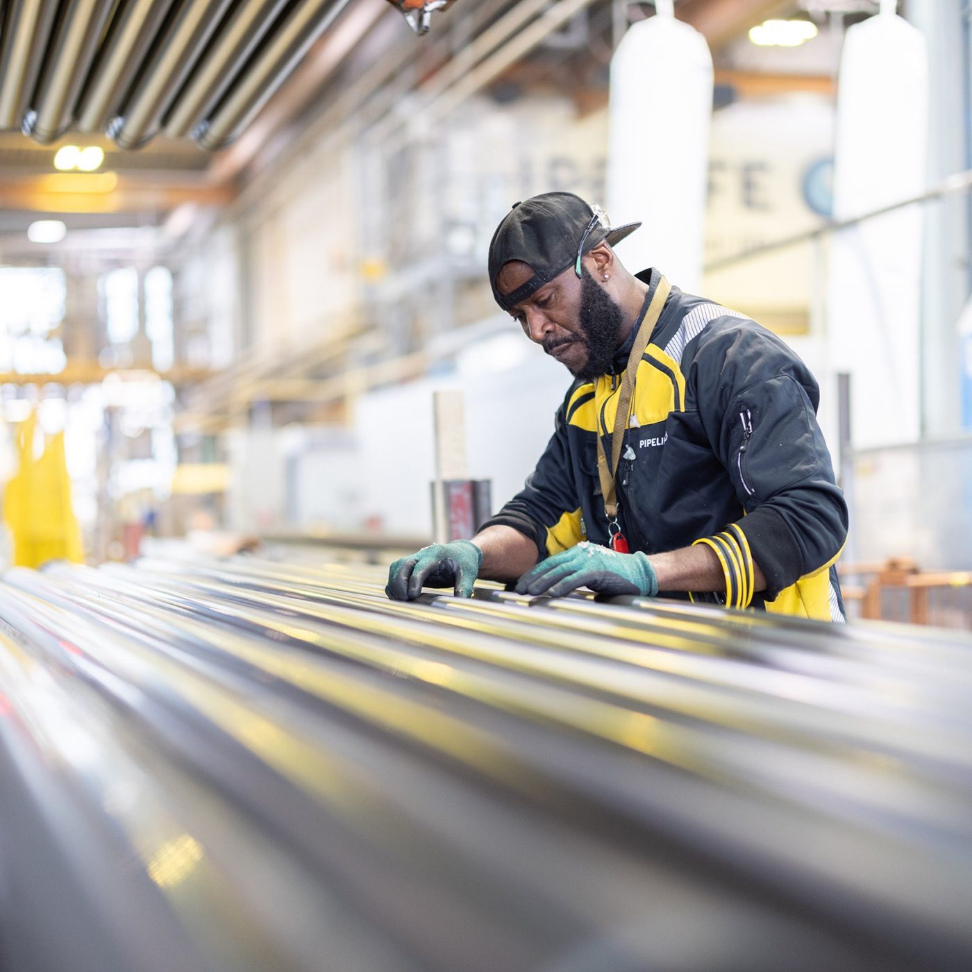 Kontrolle erzeugter Rohre durch einen Mitarbeiter