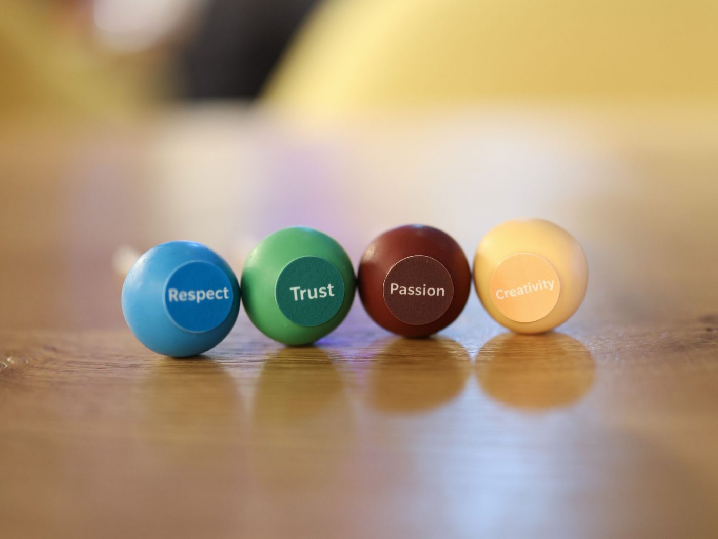 bunte Cake Pops mit den wienerberger Werten