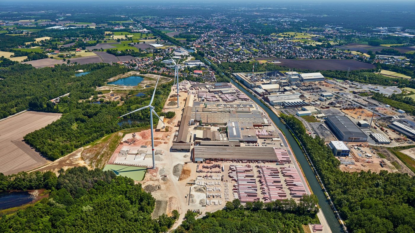 Produktionsstandort mit Windrädern