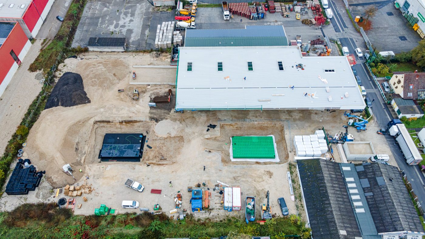 Drohnen-Aufnahme eines Best-Practice-Beispiels: Im Logistikzentrum von Pipelife Österreich in Linz/Leonding ist ein hochmodernes Regenwasser-Managementsystem im Einsatz.