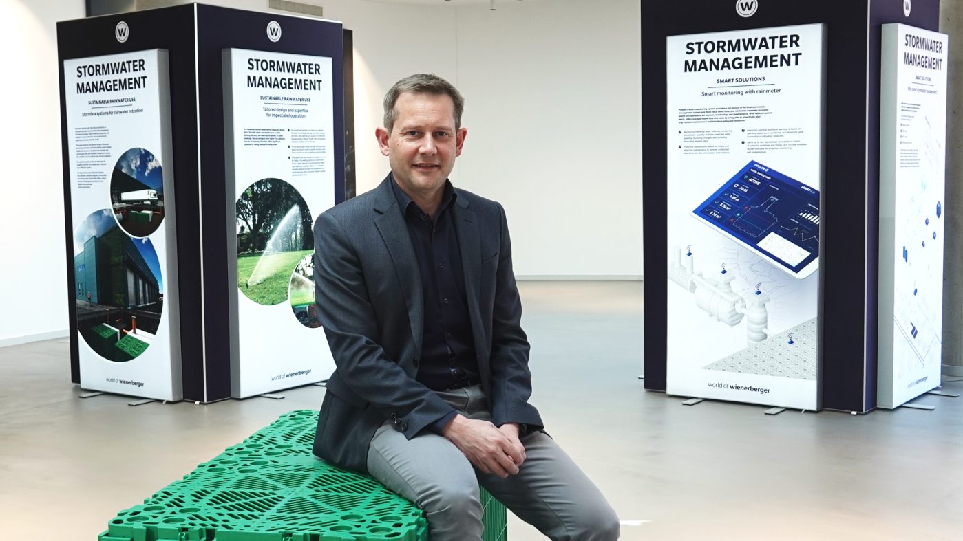 Ulrich Bohle, Category Manager sitzend auf einer Pipelife stormwater box