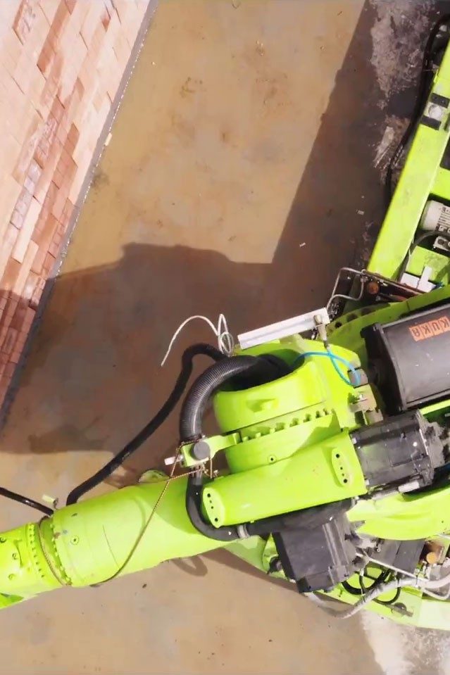 Bauroboter baut Ziegelmauer