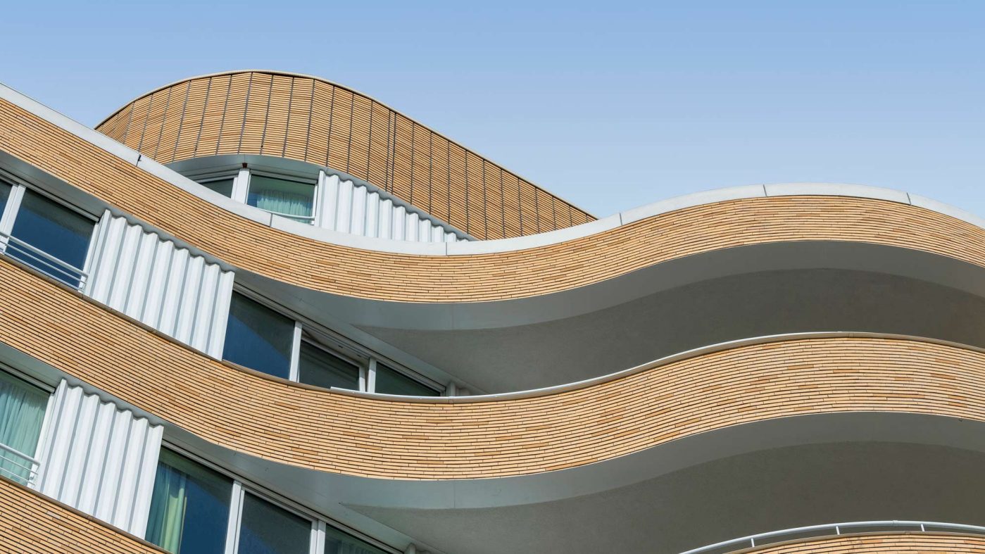 Eco-brick-Vormauerziegel auf geschwungener Fassade