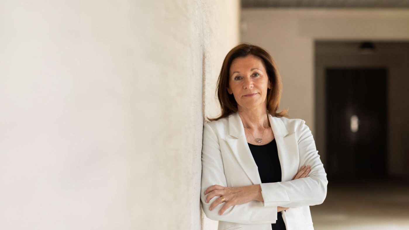 Frau lehnt an einer Wand