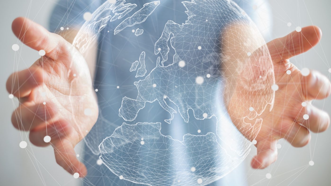 Hände halten eine virtuelle vernetzte Weltkugel