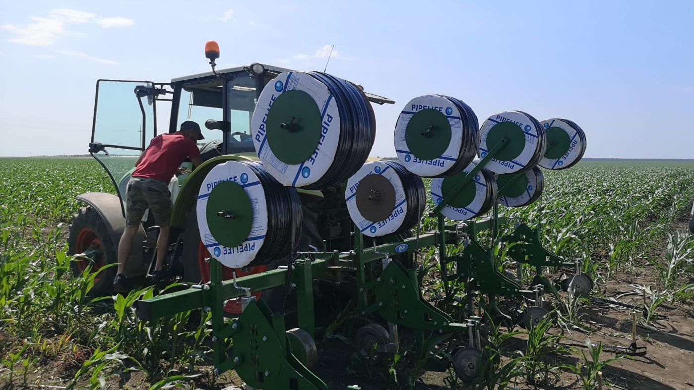 Traktor mit Pipelife Bewässerungssystem