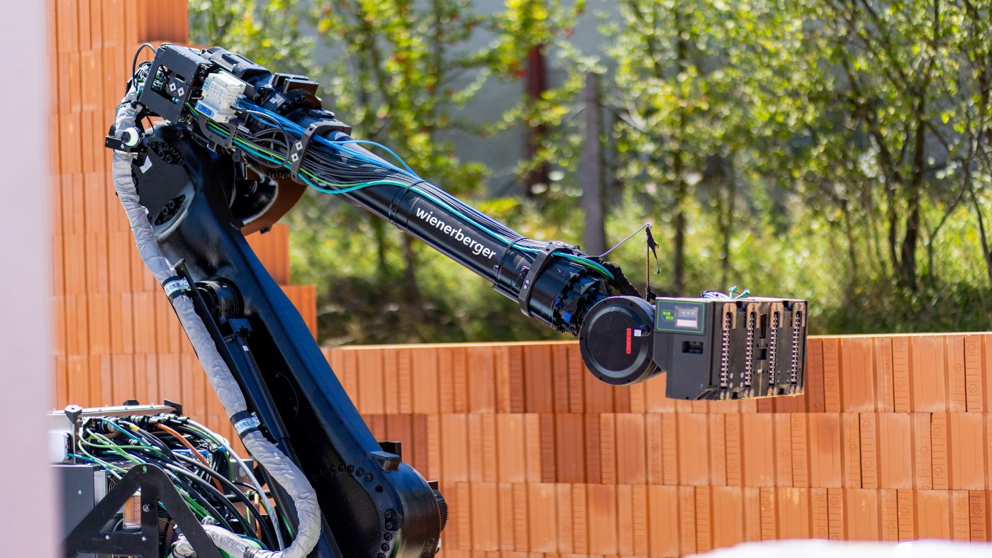 Baustelle, hellgrüner Roboter baut Mauer