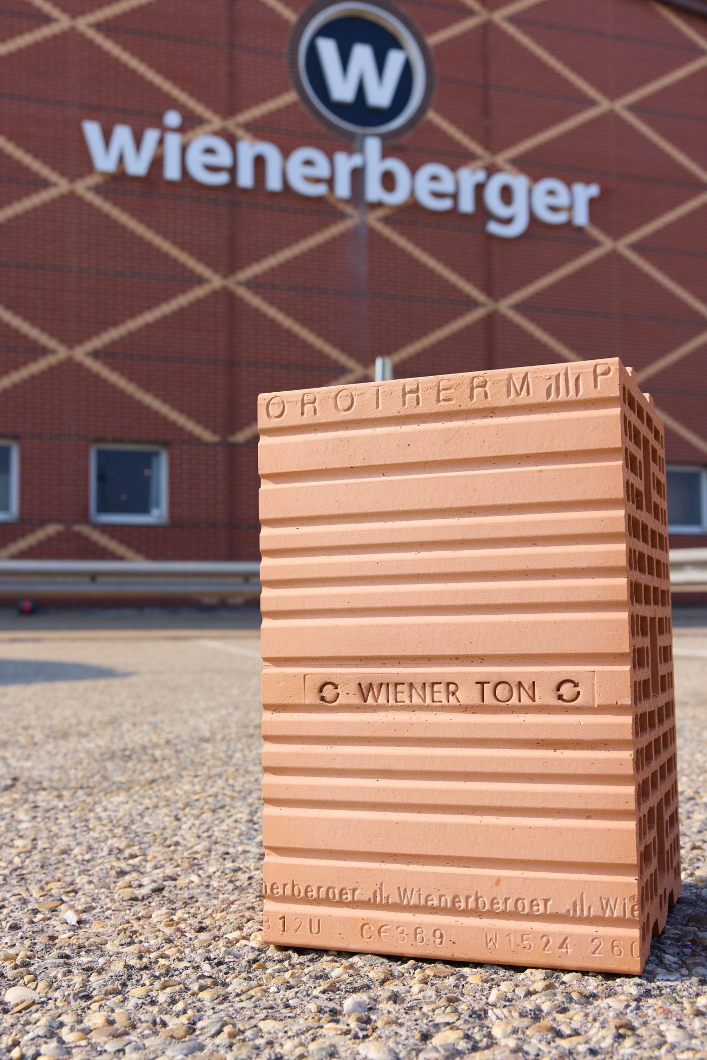 Wiener Ton-Ziegel vor wienerberger Werk Hennersdorf