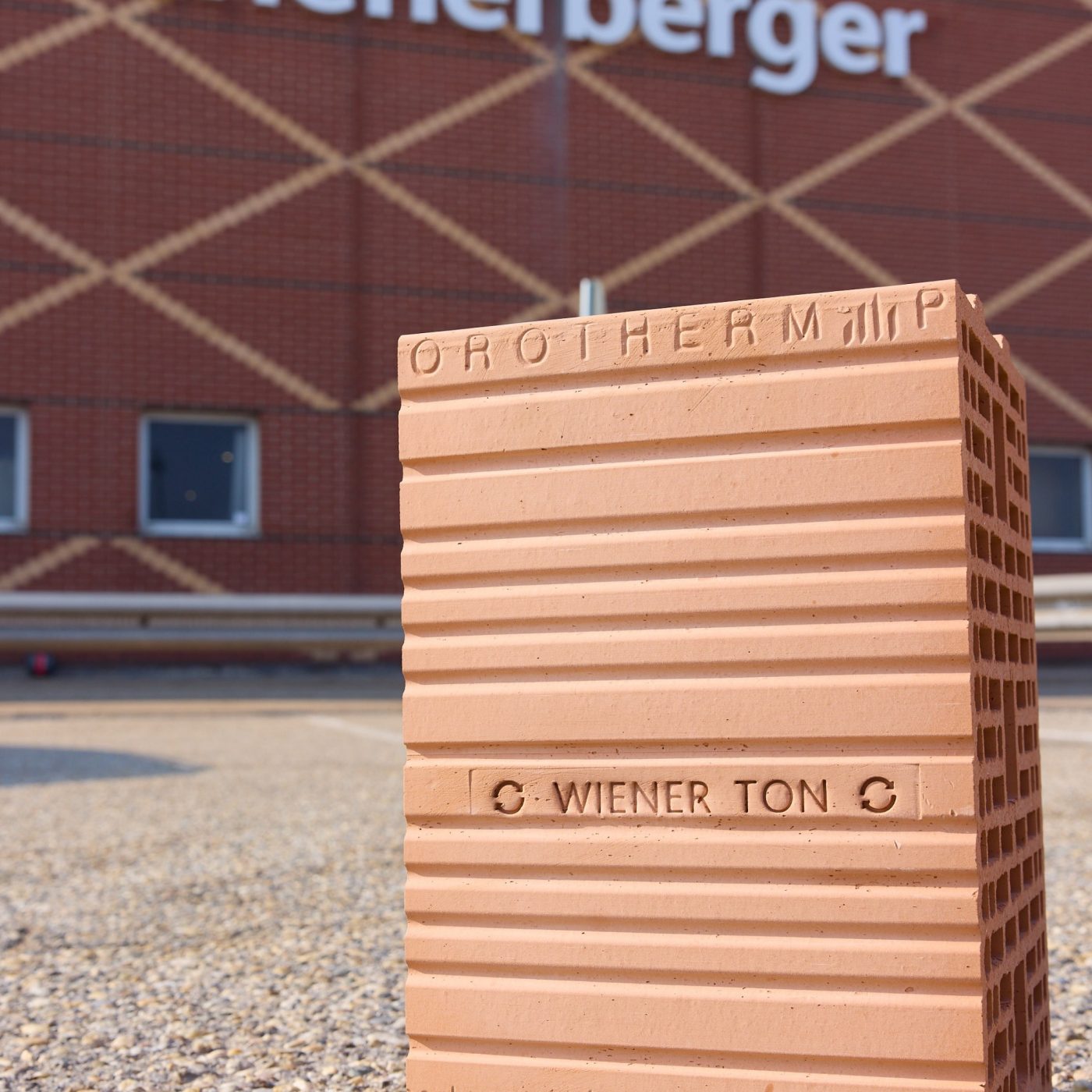 Wiener Ton Ziegel vor dem wienerberger Werk Hennersdorf