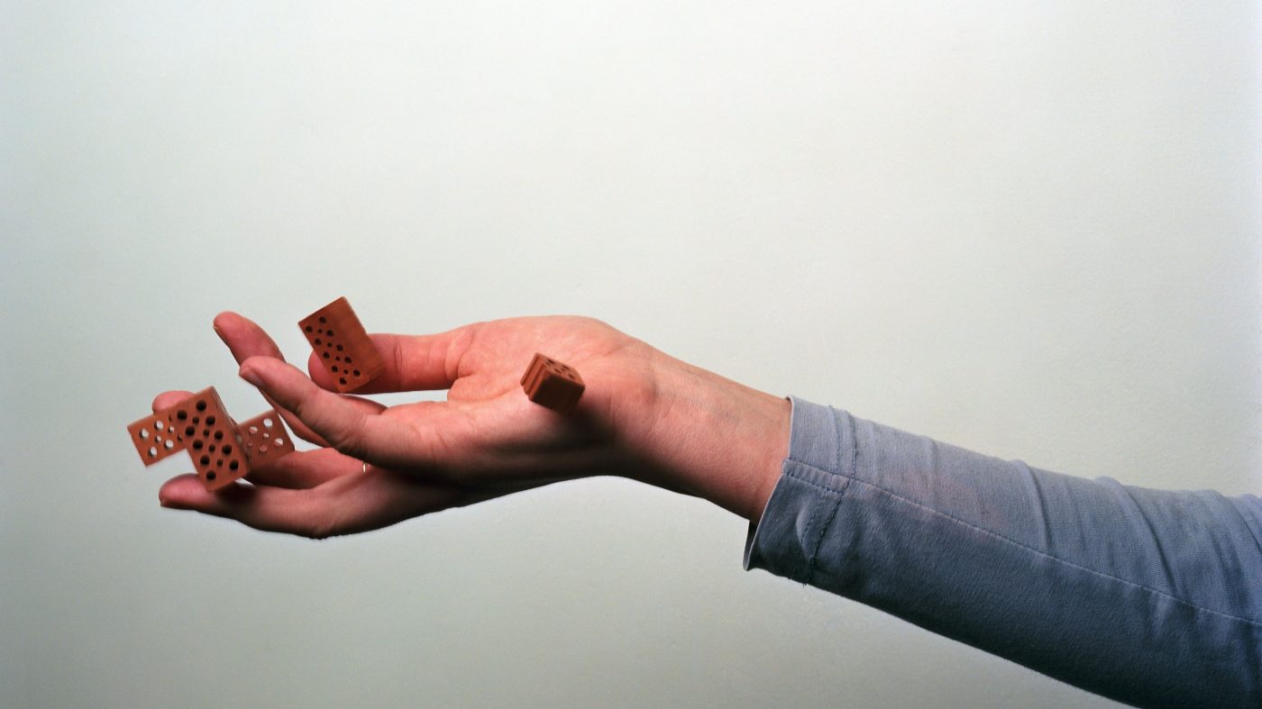 Hand mit kleinen Ziegelsteinen