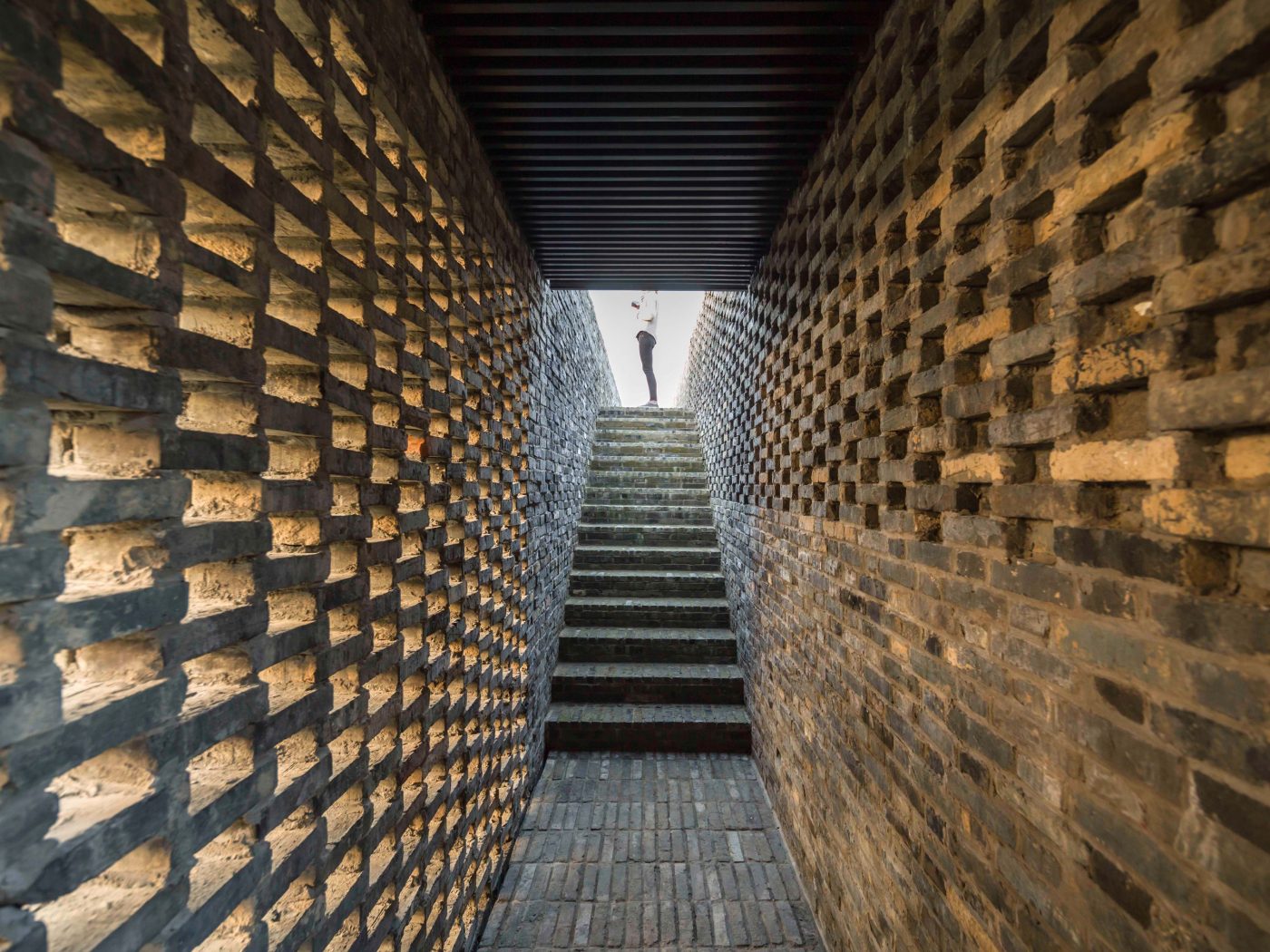 Tsingpu Yangzhou Retreat. Brick Award 22 Category "Building outside the box". neri & hu design and research office. Hallway view