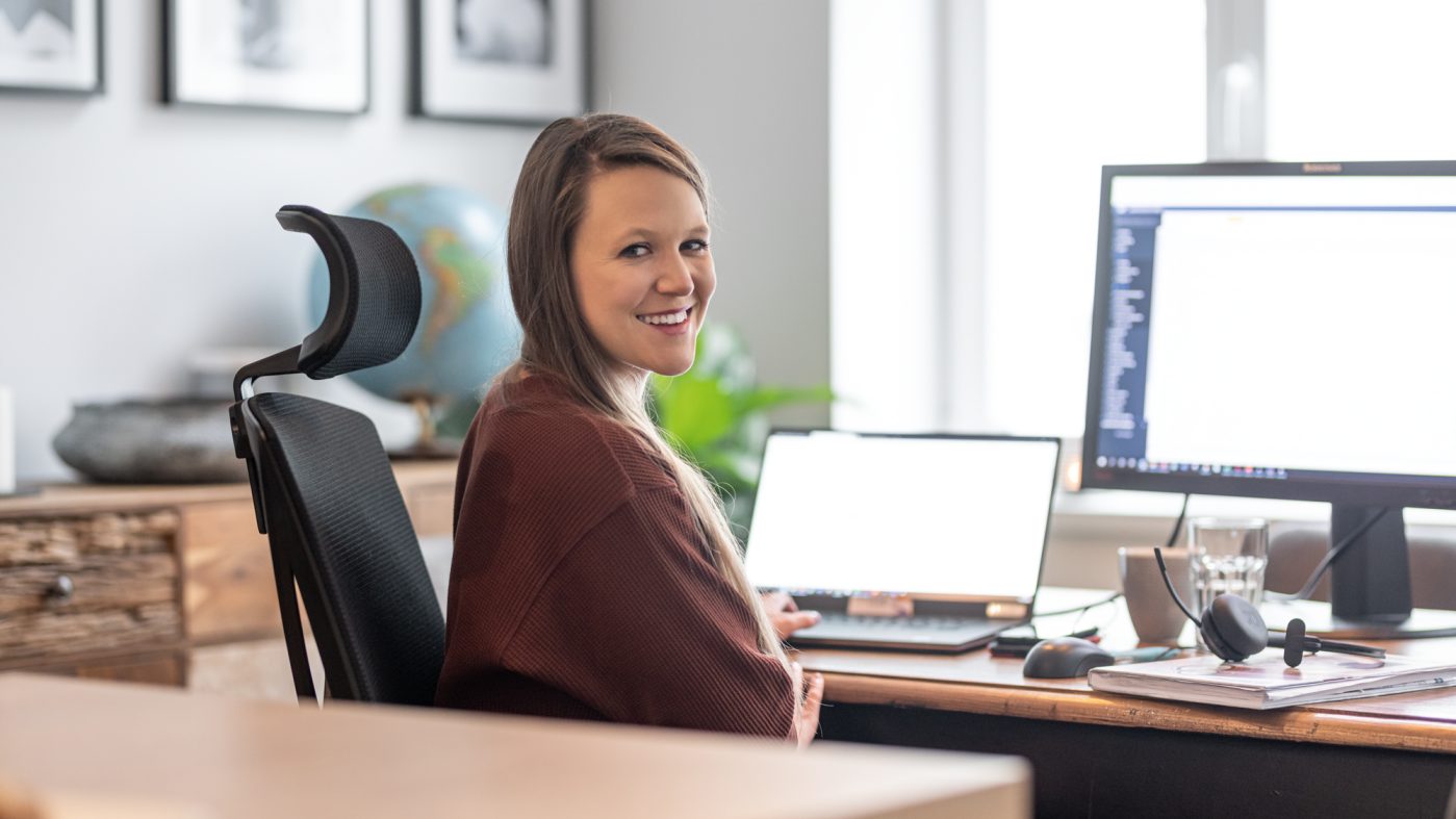 Frau am PC
