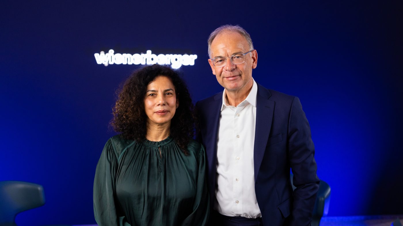 Heimo Scheuch and award winning architect and professor Anupama Kundoo discussing, if social housing can be sustainable and affordable.