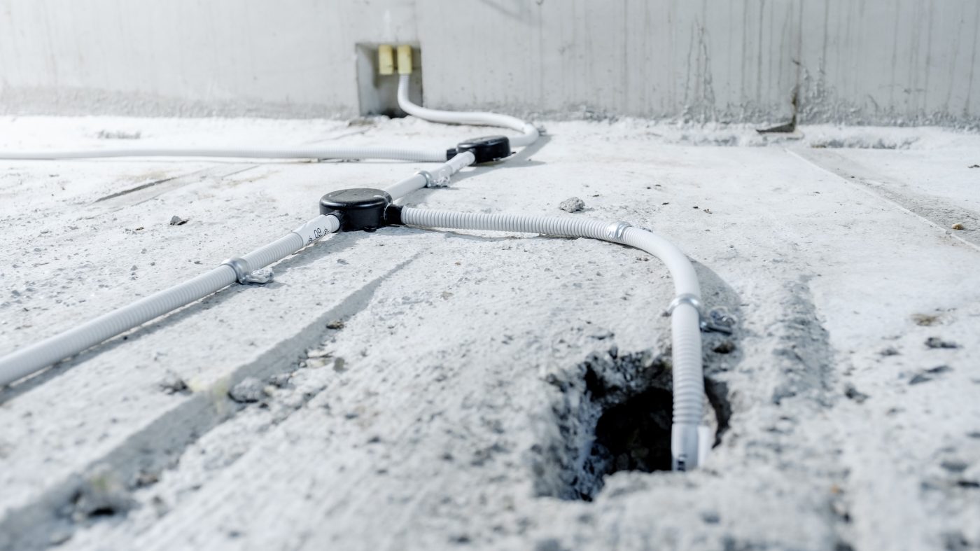 The pipes are connected by connecting elements. Once placed on the floor, concrete can be poured over them.