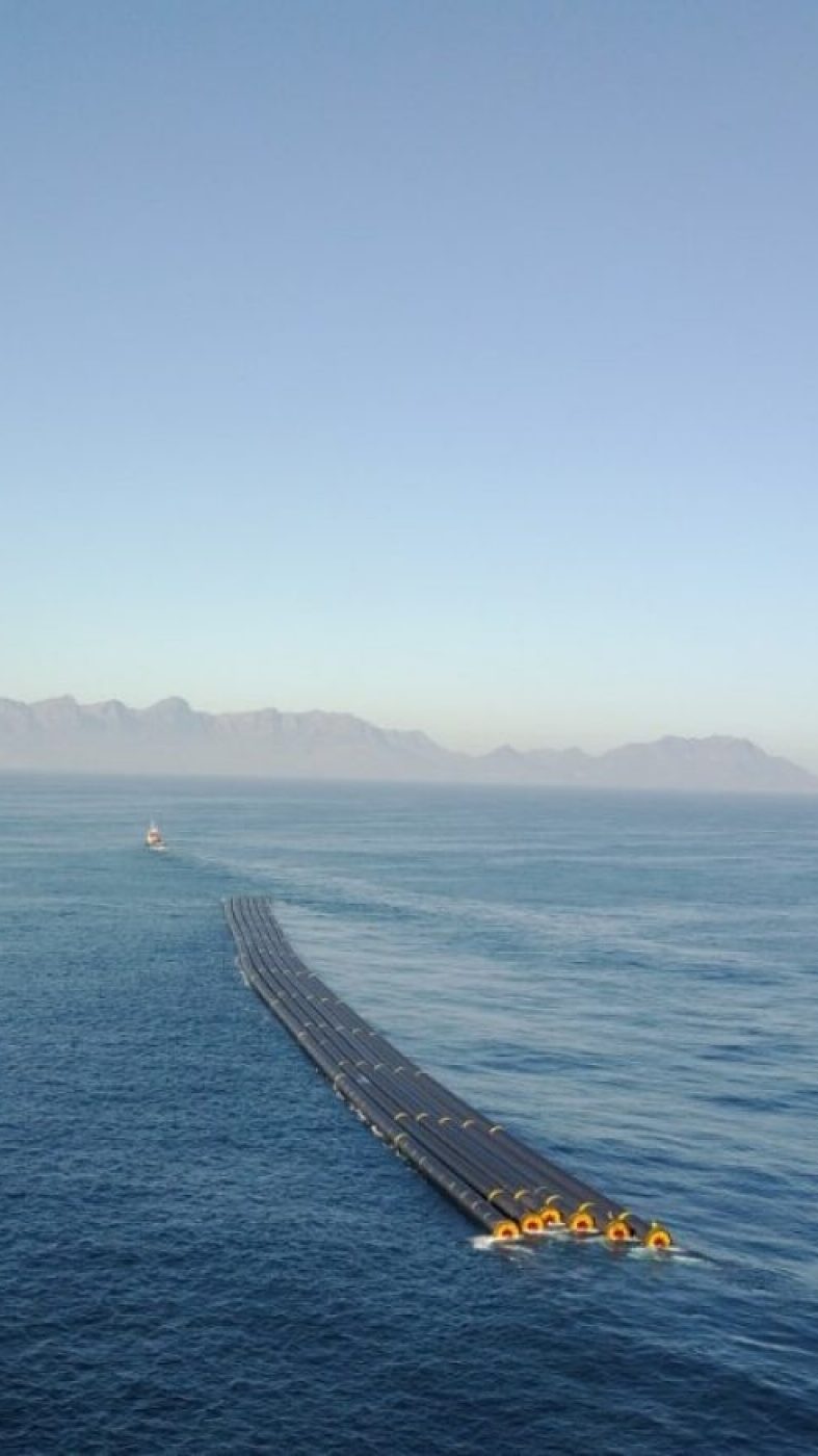 LLLD HDPE pipe towing ship