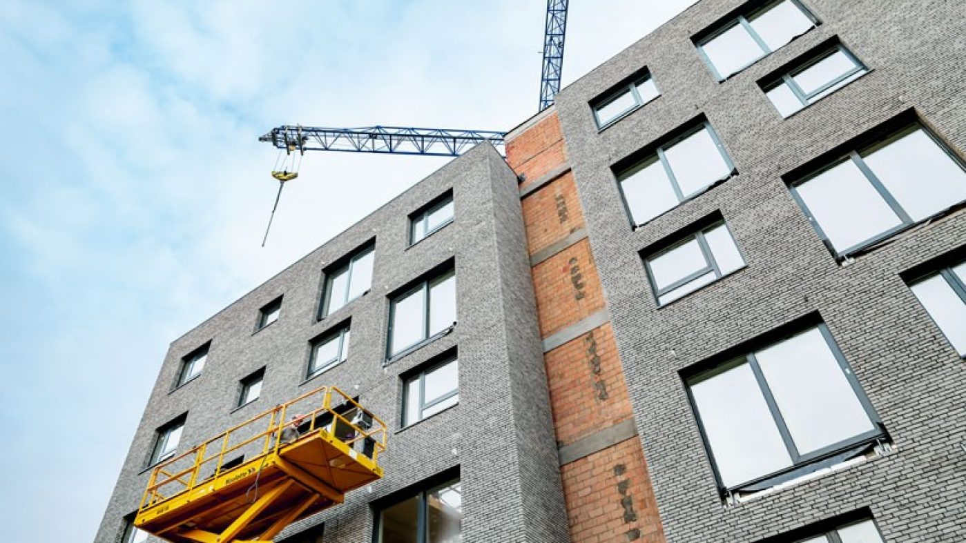 Graue Ziegelfassade, blauer Himmel