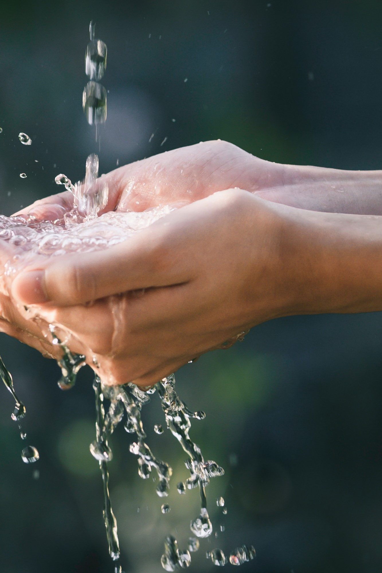 Wasser fließt auf Hand