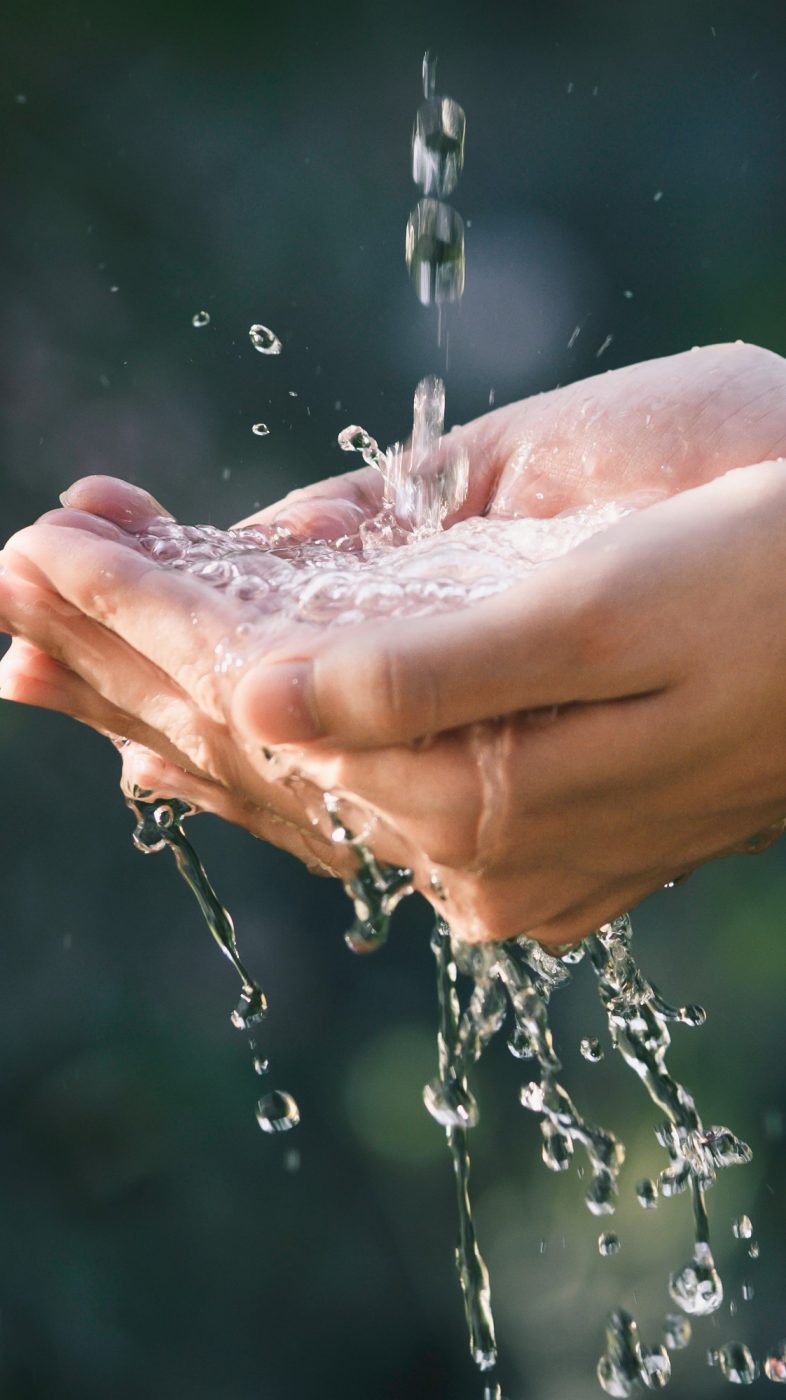 Wasser fließt auf Hand