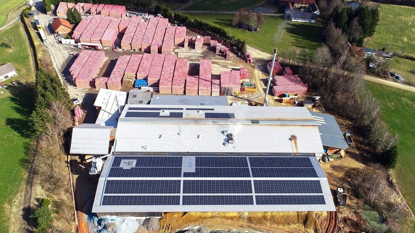 Solaranlage auf einer Ziegelfabrik