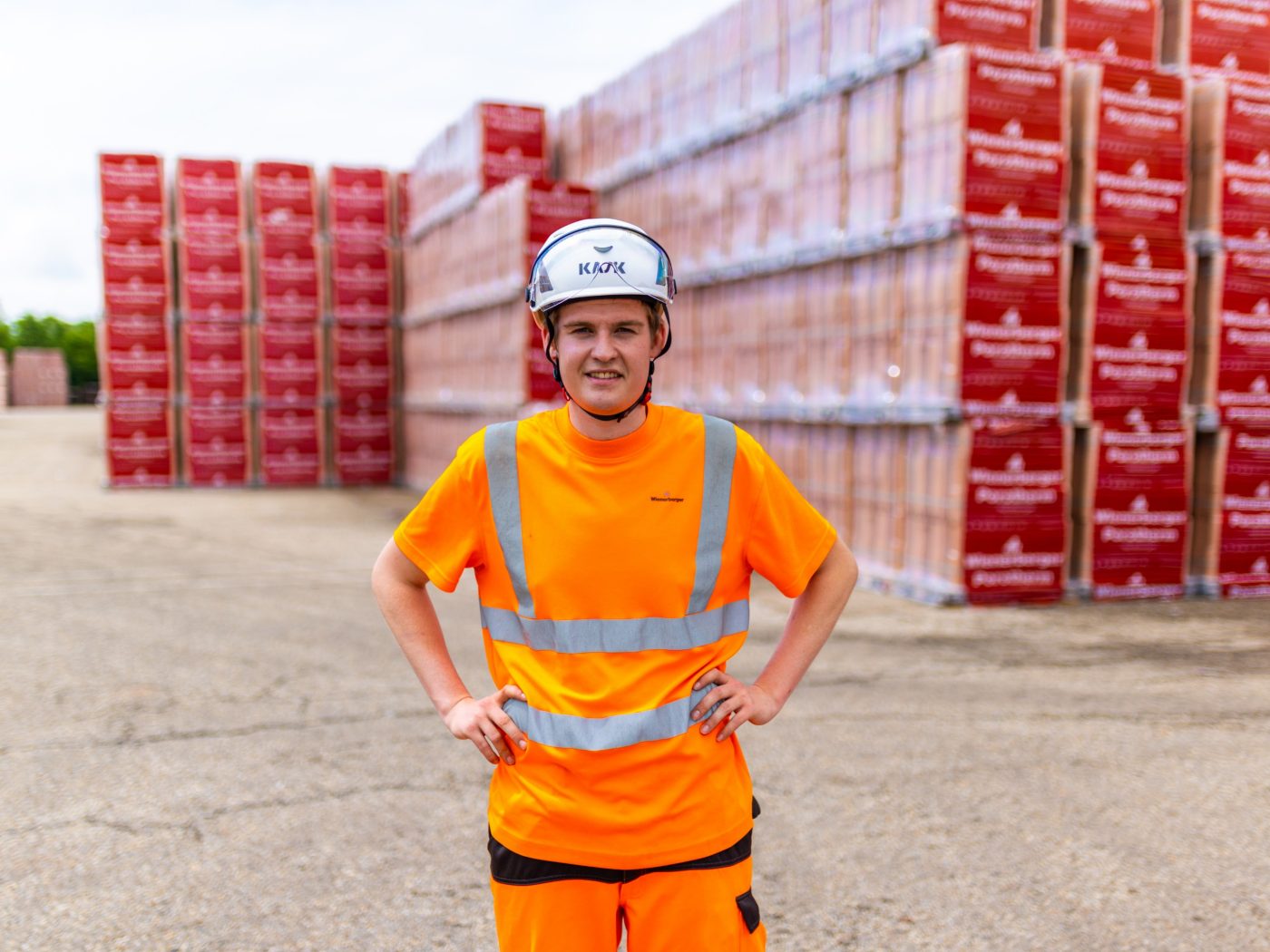 Mann auf Lagerplatz in Sicherheitskleidung