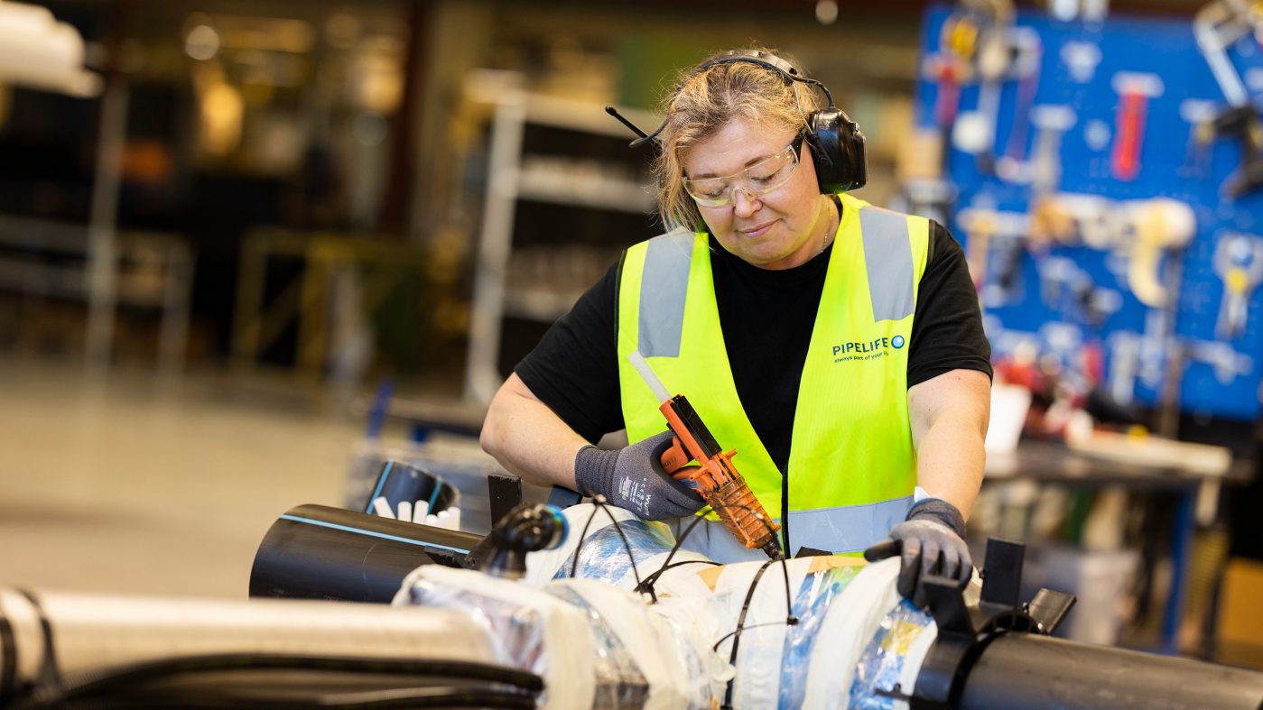 A shop floor worker with a hot glue gun: wienerberger offers a variety of career paths. 