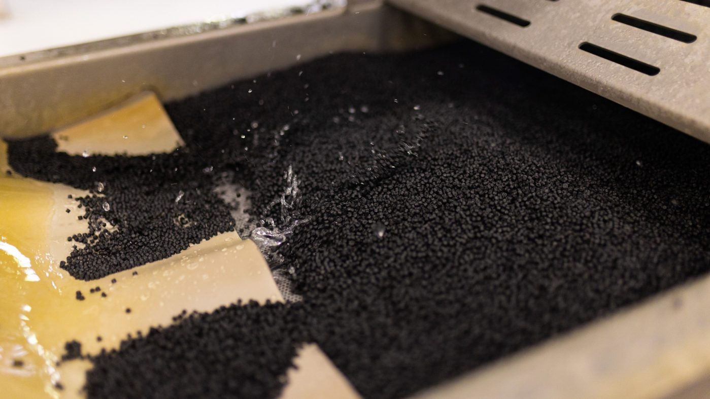 schwarzes Plastikgranulat